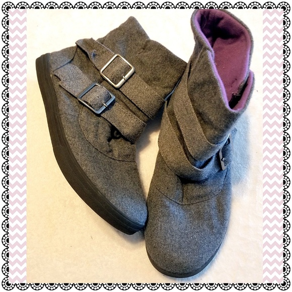 Shoes - Gray buckled wool blend ankle boots/booties, sz 9